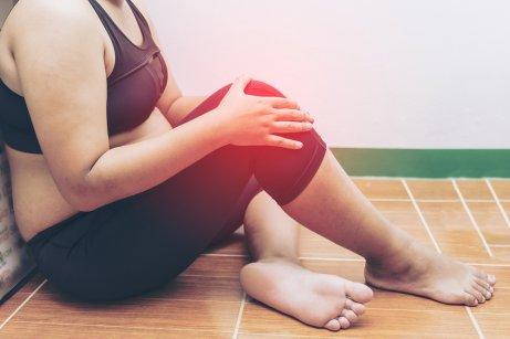 Kobieta z bólem kolana.