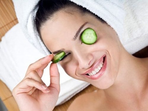Kvinde med agurker på øjnene som midler mod kløende øjne