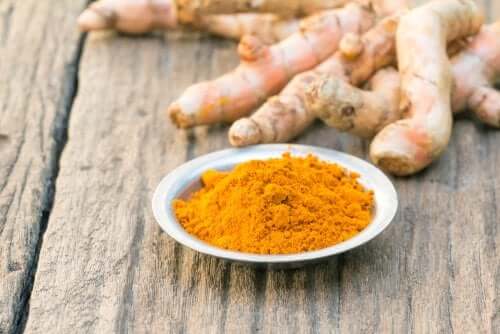 A bowl of turmeric and rhizomes.