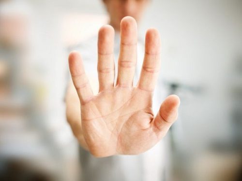 En hånd som dytter unna.