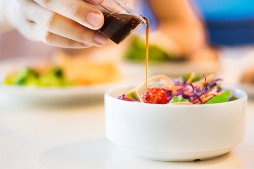 Five Recipes for Low-Calorie Salad Dressing
