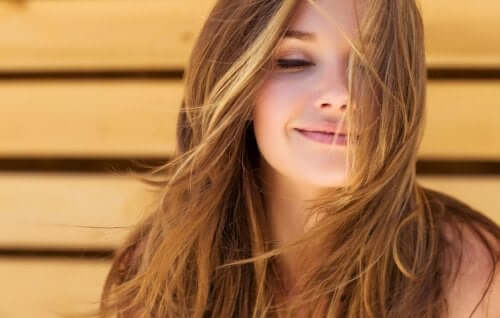 A smiling woman.