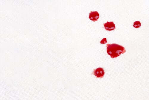 Tricks to remove tomato sauce stains.