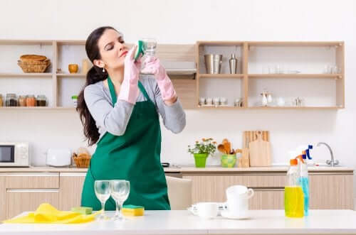 Five Alternative Uses of Glass Cleaner You May Not Know