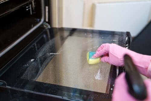 Oven Cleaning Methods: Five Tips to Try