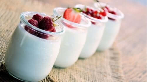 A few jars of natural yogurt with fresh berries.