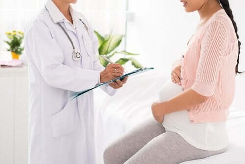 A pregnant woman with a doctor.