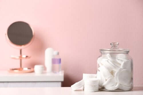 Reuse Your Jars and Organize Your Bathroom
