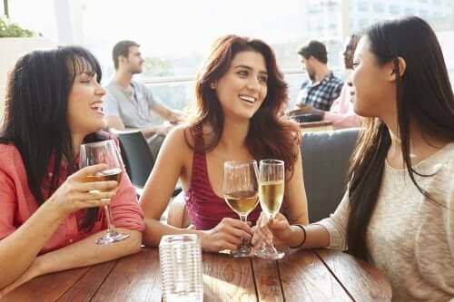 Friends drinking champagne.