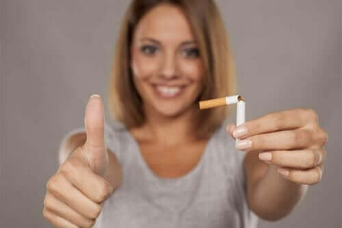 A woman showing a broken cigarette.