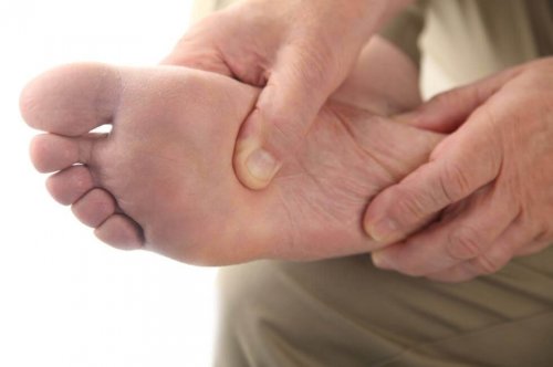 Diabulimie - Eine Person, die sich den Fuß hält.