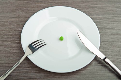 A plate with a pea.