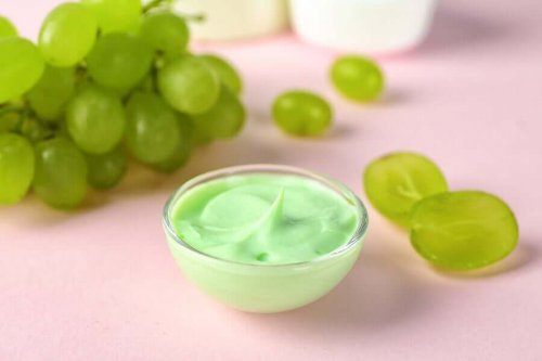 An anti-wrinkle night cream with grapeseed oil.