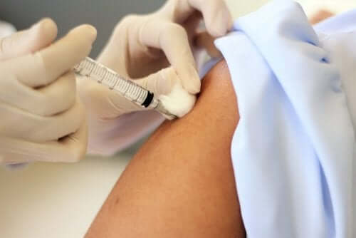 Person får vaccin mot allergier