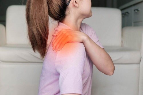 A woman with shoulder pain.