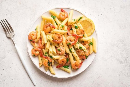 A plate of shrimp scampi pasta.