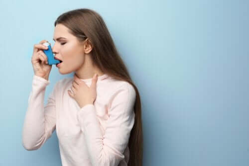 Kvinna använder terbutalin vid en astmaattack.