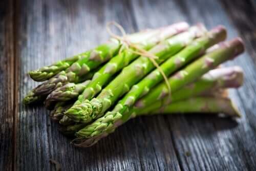 Green asparagus on a table.