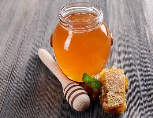 Honey, one of the best sore throat relief options.