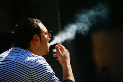 en man som röker