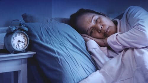 En kvinna med sömnproblem som behöver hypnotika och sömntabletter
