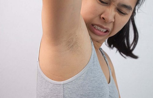 A woman with smelly armpits.