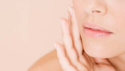 Closeup on a woman's chin and lips.