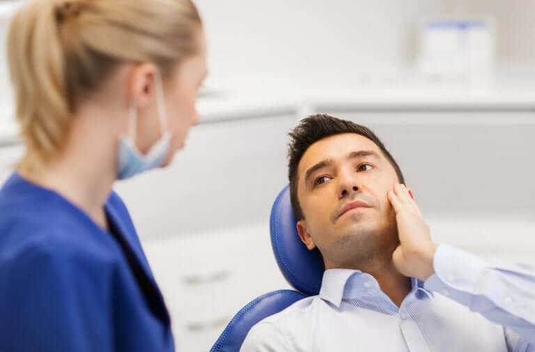 Dentist talking to her patient about wisdom teeth pain.