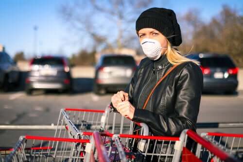 Woman wearing a mask to prevent the coronavirus when shopping.