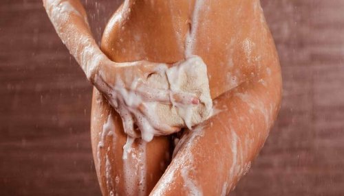 親密な場所を洗う女性。