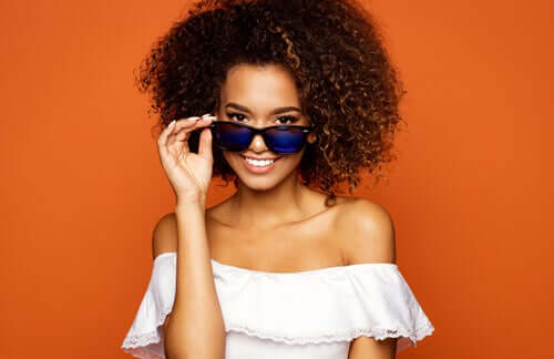 A lady wearing sunglasses.