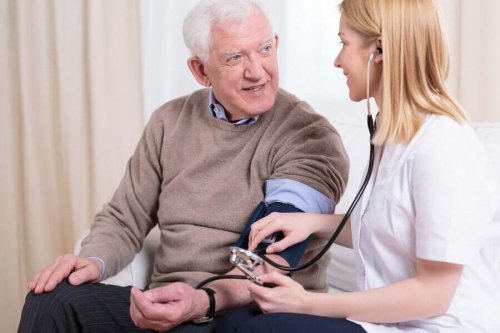 Læge tjekker ældre mands blodtryk
