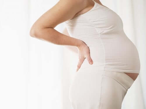 Blivande mamma med magband under graviditeten.