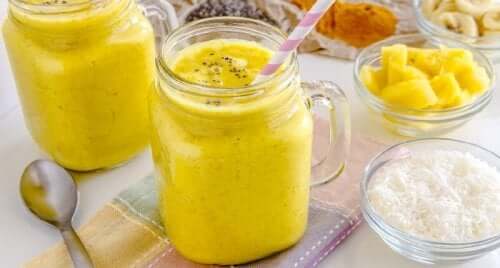 Cauliflower and turmeric smoothies.