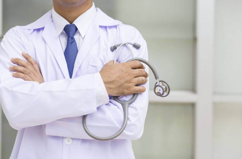 Læge med stetoskop