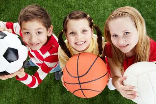 Деца с различни топки за спорт.