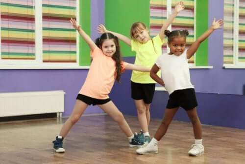 Children doing exercise to stimulate brain health.
