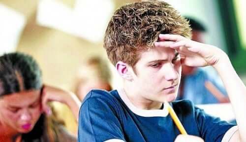 Teenager koncentrerer sig