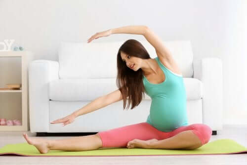 En gravid kvinne som gjør prenatal yoga.