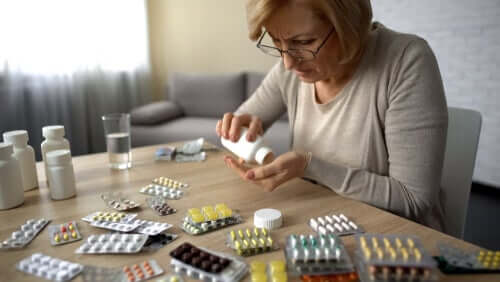 A woman counting her tablets.