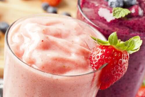 strawberry and blueberry smoothies summer drinks