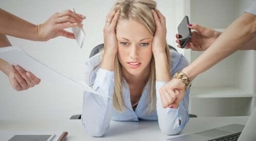 Kvinde er stresset på arbejdspladsen