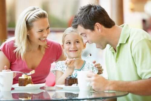 Familie spiser kage sammen