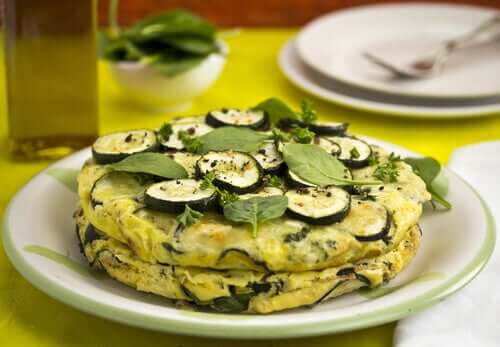 Vegansk zucchini-omelett på en tallerken.