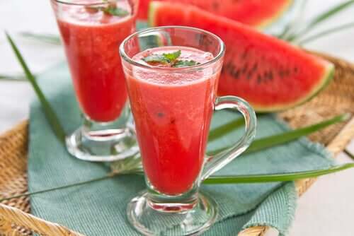 Kaltes Fruchtwasser mit Wassermelone