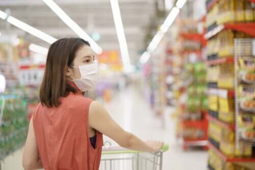 A woman shopping during quarantine.