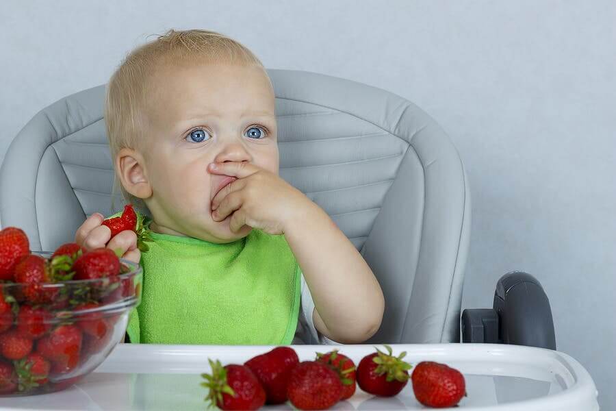 Frukt är en stor hjälp när det gäller förstoppning hos barn. 