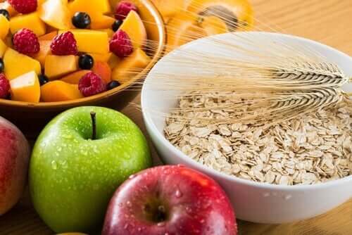 Bowls of fruit and oats, part of a healthy diet to prevent a heart attack.