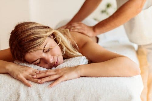 Kvinde får massage for at håndtere depression