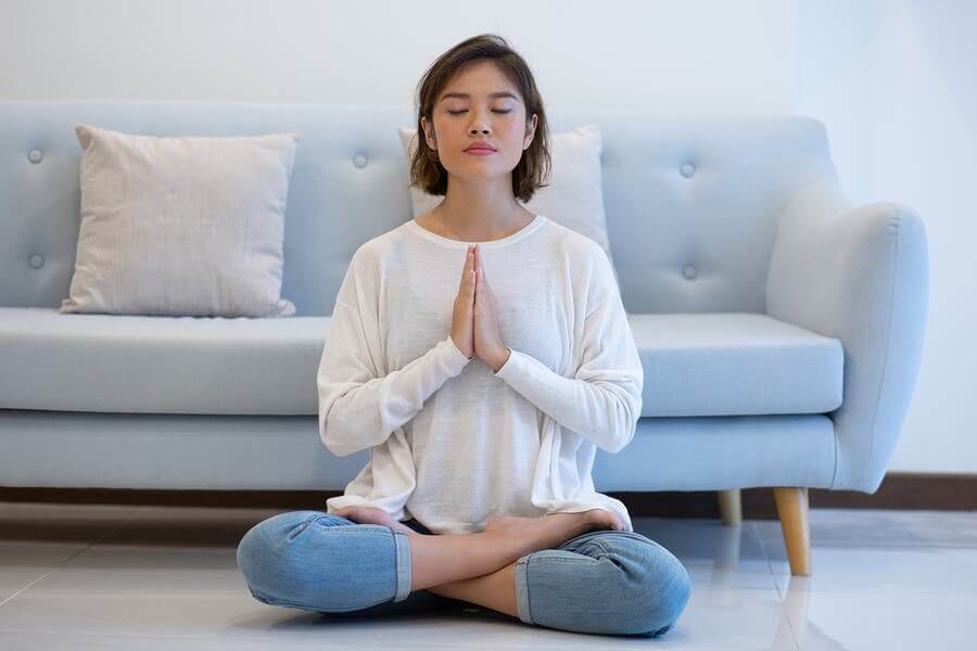 Förutom att skapa en lugn miljö hjälper meditation till att minska ångest och andra känslor som ger sorg.